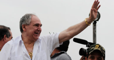 Detienen al expresidente de Ecuador Abdalá Bucaram por presunta delincuencia organizada Detienen al expresidente de Ecuador Abdalá Bucaram por presunta delincuencia organizada