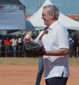 Abinader y Taveras Guzmán juegan béisbol