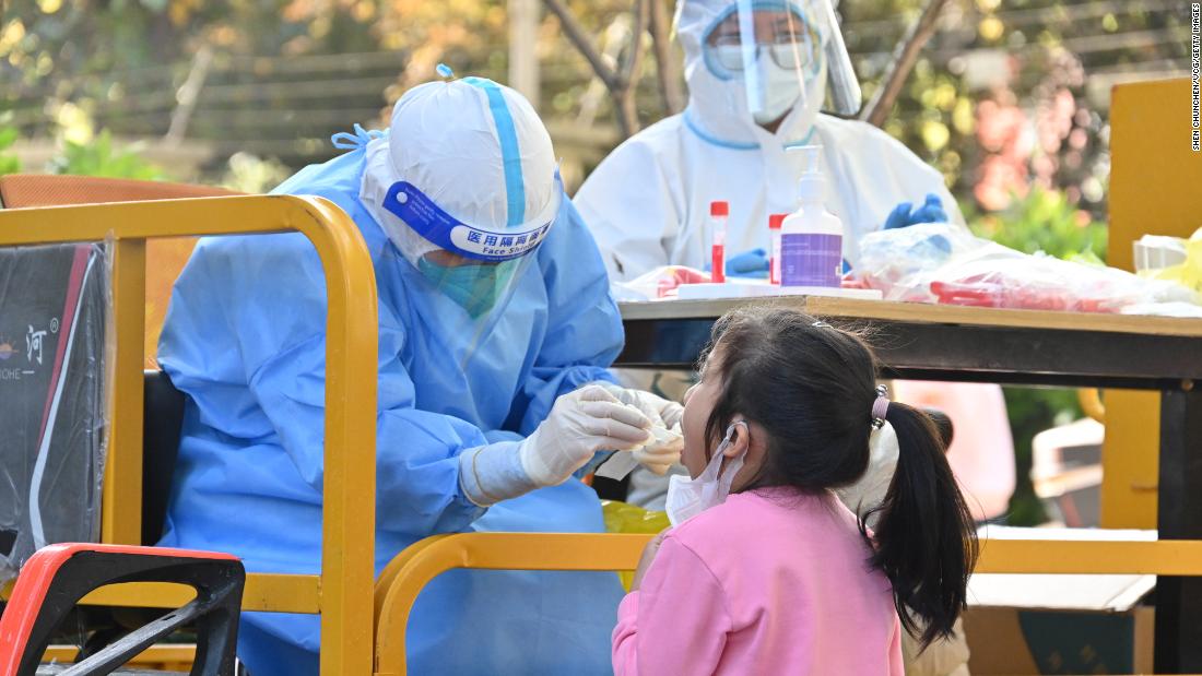 ANÁLISIS: Los duros confinamientos de China podrían agravar la crisis demográfica
