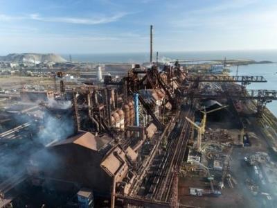 Ucrania evacúa a 264 militares de la acería de Azovstal