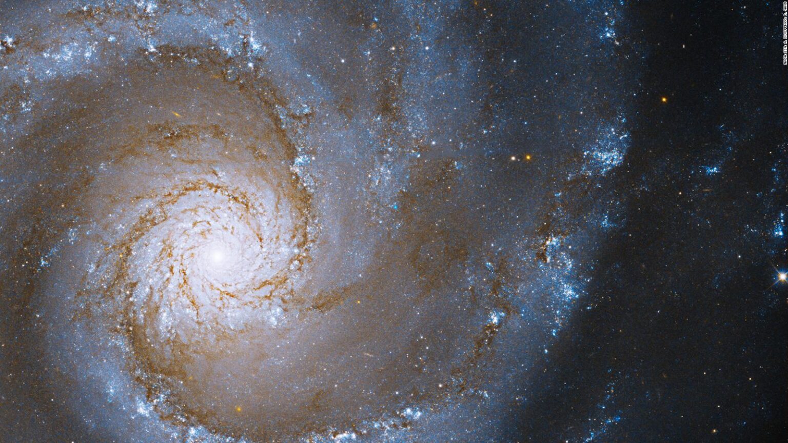 El Hubble espía el corazón de una galaxia en espiral de gran diseño ...