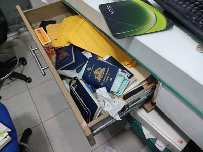 Acusan  cónsul de proteger a hombre que traficaba pasaportes