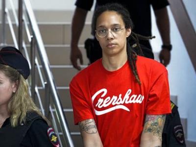 Brittney Grinner recibe apoyo durante juicio en Moscú