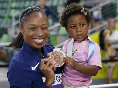 Allyson Felix se despidió del atletismo con bronce Mundial