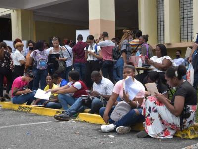 Cientos de jóvenes acuden a feria de empleos en la UASD