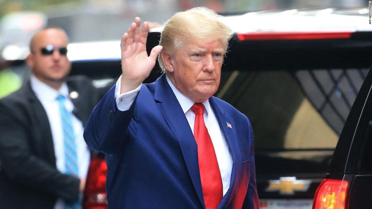ANÁLISIS | En respuesta al allanamiento del FBI, Trump y sus aliados vuelven a su estrategia familiar: inundar los medios con disparates