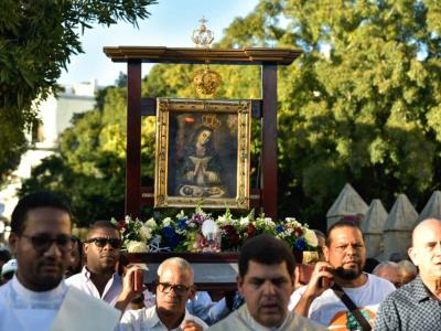 Feligreses asisten a procesión de la Virgen de la Altagracia