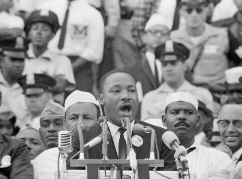 Los discursos de Martin Luther King, por primera vez en castellano: “Nada les gustaría más que vernos recurrir a la violencia”