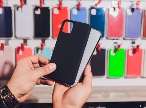 Deja de tirar el dinero en fundas para el móvil: por estas 3 razones duran tan poco