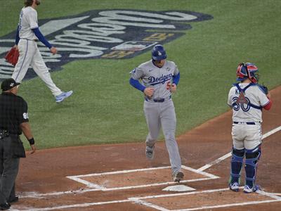 Azulejos y Dodgers, en duelo clave en la Serie Mundial