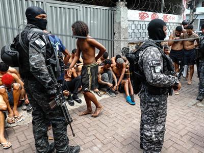 Bloqueos en Río de Janeiro tras operación del Comando Vermelho