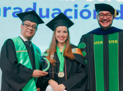 La UCE inviste a 1,459 nuevos profesionales en grado, posgrado y técnico superior
