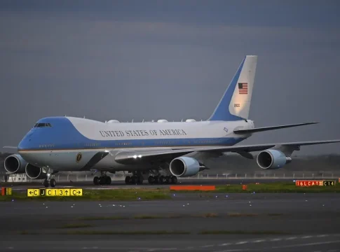 Trump llega a Japón tras acuerdos clave en Malasia