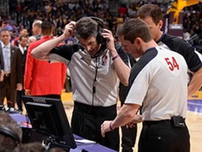 La NBA introduce el uso de auriculares para árbitros en partidos