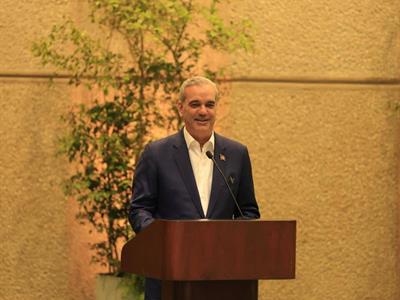 Luis Abinader escribirá memorias y explica Constitución del 2024