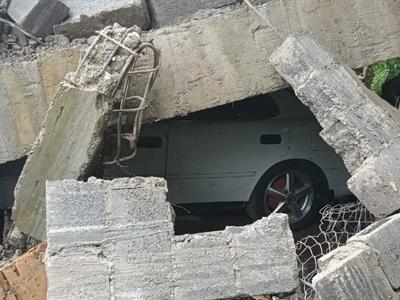 Médico y obrero se salvan de milagro al colapsar casa en San Cristóbal