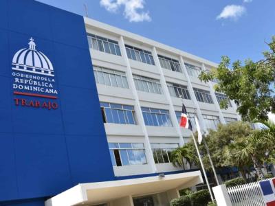 Llama a trabajadores a retomar sus labores, pero con precaución