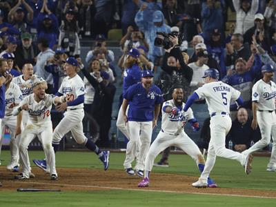 Serie Mundial: Dodgers, 2-1 ante Azulejos, ganan 6-5 en 18 innings
