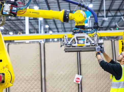 Robots vs humanos: el reto de Amazon para convencernos de que no destruirá empleo mientras su automatización se dispara